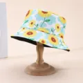 Nahaufnahme eines stylischen Anglerhuts mit Sonnenblumenmuster und hellblauen Akzenten - Erwachsene 55-58cm / Blauer Himmel Wolken Sonnenblume Stil (2)
