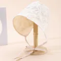 Gros plan d'un bonnet de soleil vintage en dentelle blanche pour bébé brodé. - Adulte 55-58cm / Beige à Fleurs