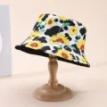 Detailansicht des lebhaften Sonnenblumendrucks auf einem schwarz-weißen Anglerhut mit Kuhmuster. - Erwachsene 55-58cm / Schwarz Weiß Kuh Sonnenblume Stil (1)