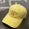 Vista de cerca de la gorra de béisbol amarilla con bordado marrón detallado en la parte delantera. - Adulto 55-58cm / Life Amarillo