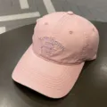 Vista detallada de la gorra de béisbol rosa con elegante bordado delantero y visera curva. - Adulto 55-58cm / life Rosa