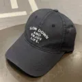 Primer plano de gorra de béisbol de algodón lavado gris oscuro con bordado blanco. - Adulto 55-58cm / Life Gris oscuro