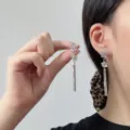 Nahaufnahme von funkelnden Zirkon-Blumen-Quastenohrringen im koreanischen Stil am Ohr - Feiner Quasten Stil (E5411) / Silber Strass Quaste (E5411)