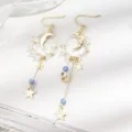Elegante asymmetrische Ohrringe aus Gold mit Stern und Mond und funkelnden Kristallen. - Stern Mond Fee Asymmetrischer Quastenstil (E0070) / Gold