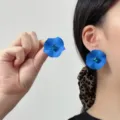 Übergroße blaue Retro-Blumenohrstecker am Model gezeigt - Blau Blumen Stil (E5418)