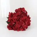 Nahaufnahme der 5-köpfigen beflockten roten Hortensie Kunstblume für Hochzeitsdeko - Dunkelrot