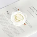 Gros plan de tête de rose artificielle en flanelle blanche, idéale pour la déco de mariage. - Blanc