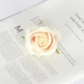 Gros plan détaillé de la tête de fleur de rose artificielle en flanelle rose pêche douce. - Champagne