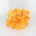 Detailansicht der lebhaften orangefarbenen 5-köpfigen künstlichen Hortensie für Deko - Orange Ohne Blätter