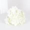 Nahaufnahme eines weißen Hortensienkopfs aus gebürstetem Stoff für Hochzeiten. - Weiß