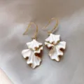 Boucles d'oreilles élégantes en or avec un design unique de feuille blanche froissée - Crochets d'Oreilles Ondulés Plissés Brossés (E5015) / Or