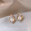 Eleganti orecchini a perno con perla e goccia d'oro minimalisti su fondo di seta - Stile Perla a Goccia Geometrica (E3685) / Oro