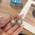 Eleganti orecchini a goccia color oro con perla centrale e alone di cristalli lucenti - Stile Perla Strass Pavè (E1665) / Oro