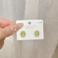 Eleganti orecchini coreani con pietra occhio di gatto verde e bordo in perle bianche - Stile Bottone Perla Pietra Occhio di Gatto (E1672) / Oro Verde