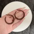 Grandes boucles d'oreilles créoles imprimé léopard marron présentées à la main - Créoles Floues Motif Léopard Vintage Automne Hiver (E5016) / Rond 4.5cm