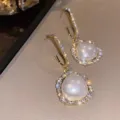 Eleganti orecchini placcati in oro stile coreano con perle e halo di zirconi - Stile Gancio Orecchio Grande Perla Semicircolare (E1692) / Oro