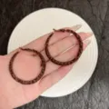 Créoles tendance à imprimé léopard avec finition en tissu texturé pour femmes bijoux - Créoles Floues Motif Léopard Vintage Automne Hiver (E5016) / Rond 5cm