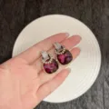 Élégantes boucles d'oreilles vintage dorées avec grandes pierres fuchsia facettées - Boucles d'Oreilles Pierre Précieuse Violette Rouge Brossée Vintage (E5017) / Or Antique