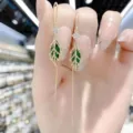 Eleganti orecchini pendenti a foglia d'oro con zirconi verdi per donne moderne - Stile Nappina Lunga Smeraldo (E1698) / Oro Verde