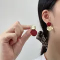 Französischer Vintage-Stil rote und goldene runde Stufenohrringe für Damen Accessoire. - Geometrischer Runder Stil (E5406) / Rot Gold Doppelrunde (E5406)