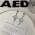 Boucles d'oreilles pendantes en métal liquide argenté avec une pierre centrale bleu opalescent - Boucles d'Oreilles Irisées Croix Brossée Métal Liquide (E5019) / Argent