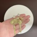 Elegante vergoldete Vintage Blumen-Ohrringe mit langen Kristallquasten auf Hand - 3D Gebürstete Blumen Quastenohrringe (E5402) / Gold