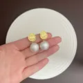 Nahaufnahme französischer Retro-Goldohrringe mit großen, eleganten weißen Perlen - Vintage Münzen Künstliche Perlenstecker (E5399) / 18K-Gold