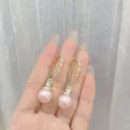 Eleganti orecchini pendenti con perle rosa in stile coreano, cristalli e finitura oro - Stile Perla Rosa Strass (E1734) / Polvere d'oro