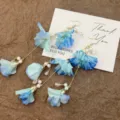 Französische Vintage Quastenohrringe mit blauen Blumen und Perlen - Gradient Blaue Stoffblumen Quastenohrringe (E5397) / Gold Blau