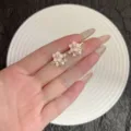 Élégantes boucles d'oreilles fleurs roses avec perles et cristaux brillants - Boucles d'Oreilles Micro-Strass Glaçure Florale Rose (E5024) / Or
