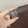 Detailansicht der stylischen dreilagigen silbernen Creolen mit geometrischer Textur - Dreilagige Geometrisch Strukturierte Creolen (E5392) / Silber