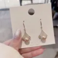 Eleganti orecchini di perle color champagne con strass lucidi su cartoncino bianco - Stile Perla Champagne Triangolo Geometrico (E1833) / Champagne Chiaro