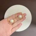 Elegante französische Retro-Doppelgold-Creolen mit großen weißen Perlen für Damen - Doppelreifen Künstliche Perle Eingeschachtelt Stil (E5384) / Gold