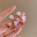 Orecchini a fiore in stile coreano con eleganti pendenti a forma di mughetto rosa - Stile Pendente Mughetto Rosa (E3138) / Oro