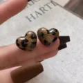Boucles d'oreilles tendance en forme de cœur avec imprimé léopard et fini brillant - Boucles d'Oreilles Clous Cœur Motif Léopard Vintage (E5033) / Or