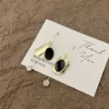 Elegante französische Vintage-Ohrhänger aus Gold mit schwarzer Emaille und Kristall - Ovaler Reifen Schwarz Emailliert Strass Ohrhaken (E5370) / Gold mit Schwarz