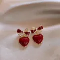 Eleganti orecchini a fiocco in oro con pendenti a cuore rosso e accenti di perle - Stile Cuore Fiocco Bordeaux (E3694) / Oro Rosso Vino