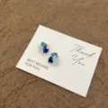Vintage französische blaue Kristall Blumenstecker auf eleganter Geschenkkarte präsentiert - Blaue Kristallperlen Blumen-Cluster-Stecker (E5367) / Blau mit Gold