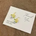 Gelbe Emaille-Blumenohrringe im französischen Vintage-Stil mit Kristallanhängern - Gelbe Blütenblatt Perlen Kristall Ohrringe (E5365) / Gelb und Gold