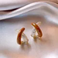 Eleganti orecchini a lobo incrociati dorati in stile coreano con smalto marrone e cristalli - Stile Goccia d'Olio Marrone Pavè Croce (E3802) / Marrone