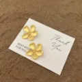 Ohrringe im französischen Vintage-Stil aus mattem Gold auf einer weißen Karte - Gebürstete Matte Textur Blumenstecker (E5363) / Mattgold