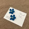 Elegante mattblaue Blumenohrringe im französischen Vintage-Stil mit goldener Mitte - Matte Blume Quaste Stil (E5363) / Gold Blau