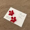 Elegante rote Blumenohrringe im französischen Vintage-Stil auf einer Geschenkkarte - Matte Blume Quaste Stil (E5363) / Gold Rot