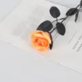 Rosa artificial naranja con tallo negro para decoración gótica de Halloween - Rosa Nuevo Estilo (36cm) / Naranja