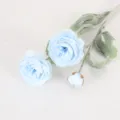 Kunstmatige 3-koppige geflokte ranonkelbloem in lichtblauw voor decor - Blauw