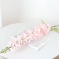 Gros plan détaillé d'une branche de fleurs de delphinium artificielles roses pour décoration. - Rose Clair