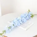 Détail de tige de fleur de pied d'loup artificielle bleue, présentation florale élégante. - Bleu clair