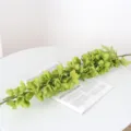 Vue de détail rapprochée de la jolie branche de fleur artificielle verte, belle décoration. - Vert