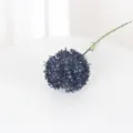 Enkele kunstmatige allium bloemsteel in donkerblauw voor bruiloft en huisdecoratie. - Donkerblauw