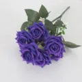 Bouquet di fiori di rose in velluto viola artificiale per decorazioni di nozze a casa, realistico. - Blu scuro